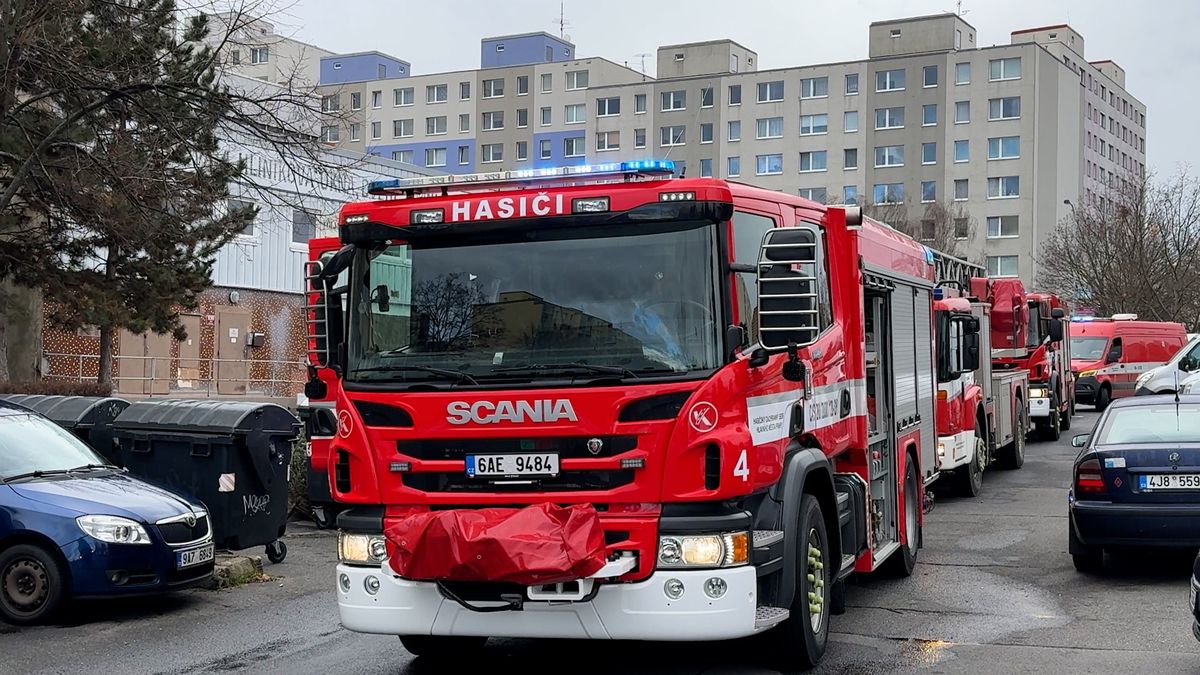 Požár pěstírny marihuany v Praze. Tři zranění, hasiči museli podstoupit test na drogy